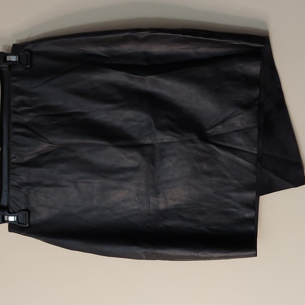 BOOHOO BLK LEATHER SKIRT - Picture 2 of 3